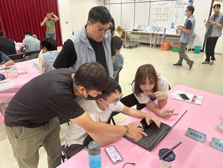 《圖說》座談會安台「專員桌邊服務」，與用戶面對面溝通，即時解答相關問題，並提供客製化用電建議。〈台電基隆區處提供〉