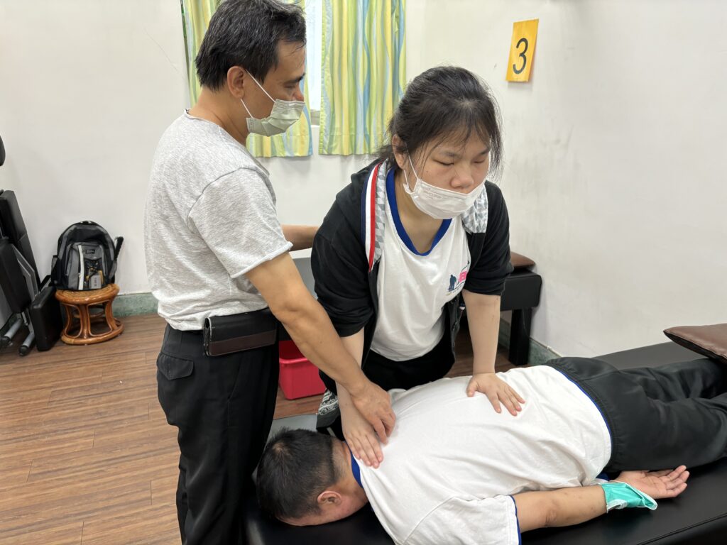 %E5%B0%8F%E8%AA%BC%EF%BC%88%E5%8F%B3%EF%BC%89%E5%9C%A8%E6%8C%89%E6%91%A9%E5%89%8D%E8%BC%A9%E7%9A%84%E6%8C%87%E5%B0%8E%E4%B8%8B%E5%8A%AA%E5%8A%9B%E5%AD%B8%E7%BF%92%E6%8C%89%E6%91%A9%E6%8A%80%E5%B7%A7