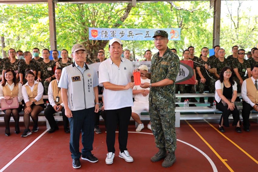 宏鎰集團陸軍153旅敬軍暨捐血 奉獻近5萬CC熱血 1 《圖說》蘭陽21世紀不動產-宏鎰集團林以勝董事長至陸軍步兵153旅敬軍慰問暨捐血活動,並致贈單位加菜金,左為宜蘭縣軍人服務站長何中南。〈宏鎰集團提供〉