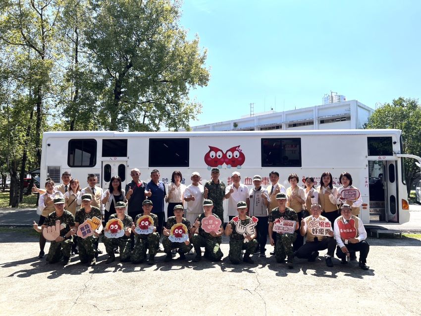 宏鎰集團陸軍153旅敬軍暨捐血 奉獻近5萬CC熱血 3 《圖說》蘭陽21世紀不動產-宏鎰集團捐血活動官兵共捐出4萬750CC熱血,讓護理師們感受到官兵們參與的熱情與熱心。〈宏鎰集團提供〉