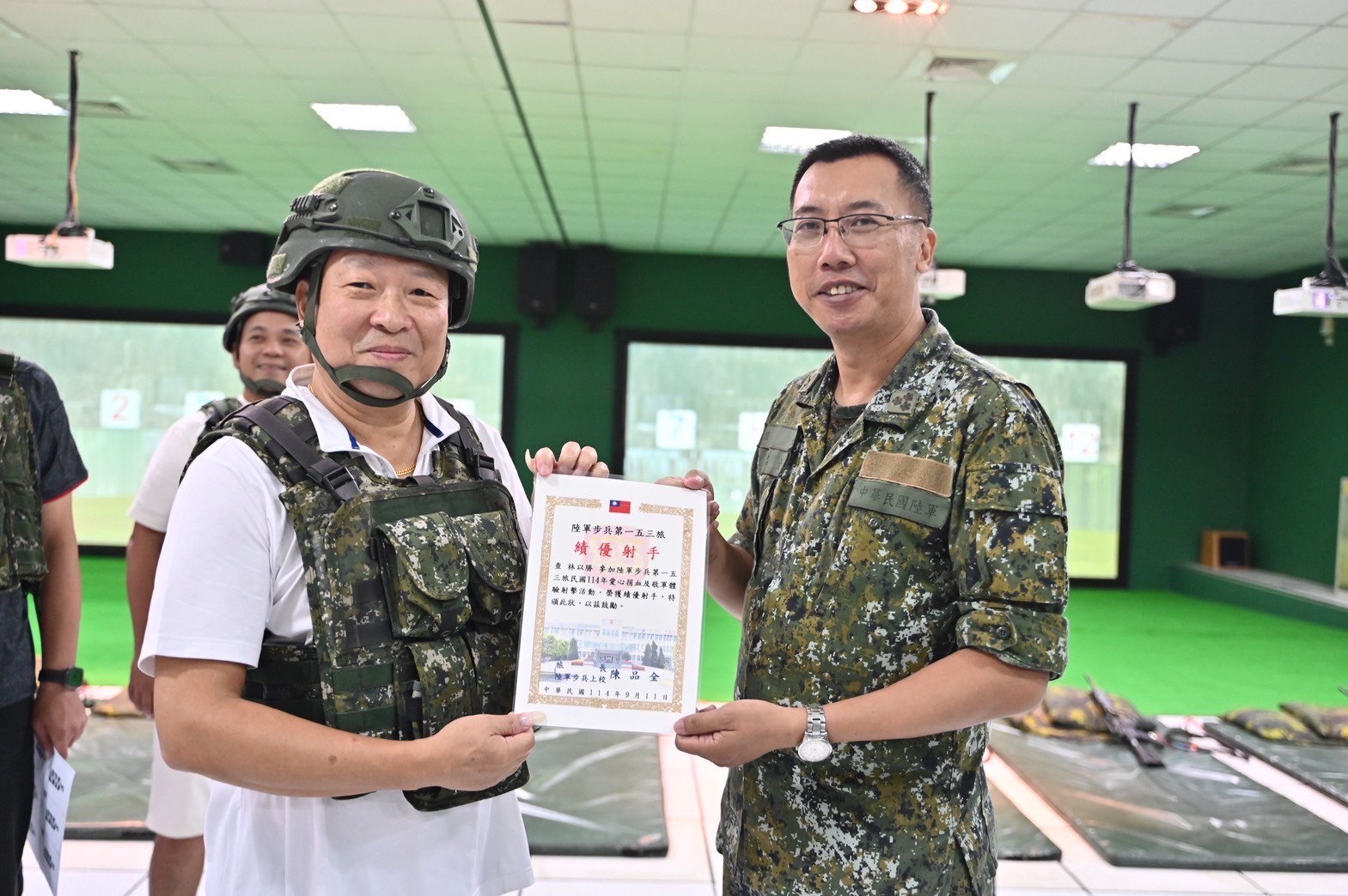 宏鎰集團陸軍153旅敬軍暨捐血 奉獻近5萬CC熱血 4 《圖說》旅長陳上校親頒合格證書。〈宏鎰集團提供〉