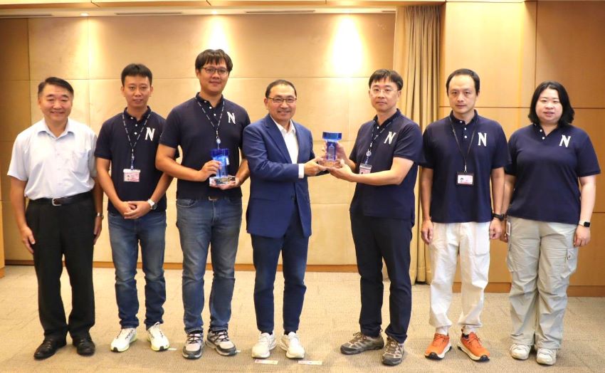 《圖說》新工處以「土城區『頂福安居』社會住宅基地南側12公尺計畫道路開闢工程」及「三重興穀國小操場興建地下停車場統包工程」，榮獲2025年國家卓越建設獎「最佳規劃設計類優質獎」，工務局長馮兆麟(左)在市政會議中向市長侯友宜（中）獻獎。〈工務局提供〉