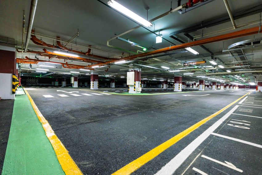 《圖說》「三重區興穀國民小學操場興建地下停車場統包工程」，利用校地退縮空間打造下沉式廣場，引進自然通風採光，榮獲2025年國家卓越建設獎評選為「最佳規劃設計類優質獎」。〈工務局提供〉