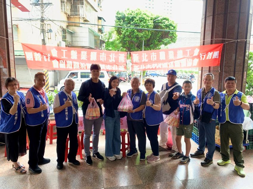 新北職總工會續推捐血公益 今募集188袋熱血 3 《圖說》主辦單位職業總工會為表達感謝前來捐血的民眾,致贈每人一等好米及養生雞蛋。〈新北職總工會提供〉