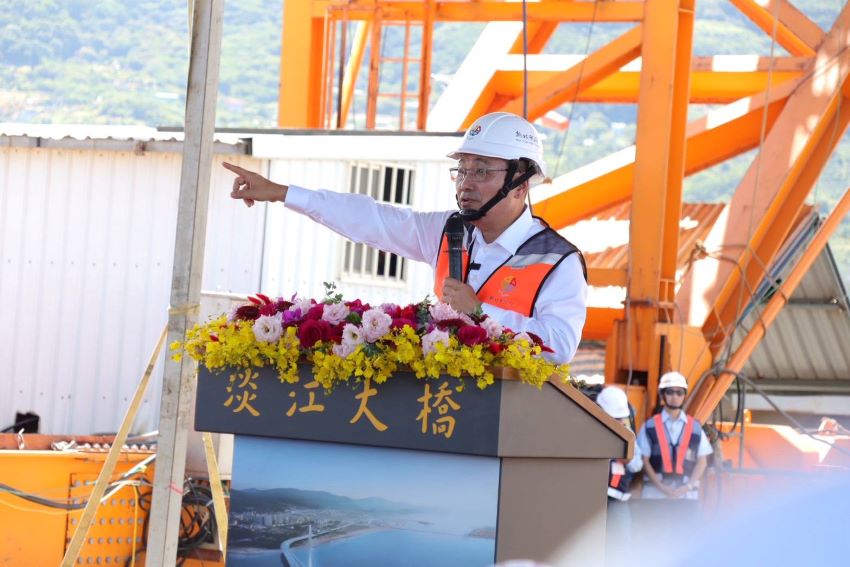 淡江大橋今日合龍 侯友宜邀請中央齊聚跨年煙火 3 《圖說》侯友宜表示,淡江大橋總經費高達230.38億元,由交通部、新北市政府及國土署共同出資。淡江大橋在設計上不僅規劃汽機車通行空間,同時設置寬敞的人行步道與自行車道,並預留八里輕軌專用軌道位置,展現兼具整合性與前瞻性的交通願景。〈工務局提供〉