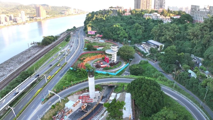 遷移高壓電纜 淡北道路9/22夜間封閉部分路段 2 《圖說》為進行淡北道路工區範圍高壓電纜遷移作業,用路人行經工區時請減速慢行。〈工務局提供〉