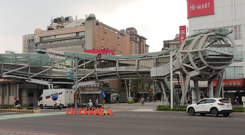 板橋府中遊龍陸橋拆除 9/19夜間車輛改走文化路 2 《圖說》板橋府中遊龍陸橋是新北市升格以來的第59座人行陸橋,拆除完後將使人行空間及行車視線變得更加寬敞,通行也更為安全便利。〈工務局提供〉