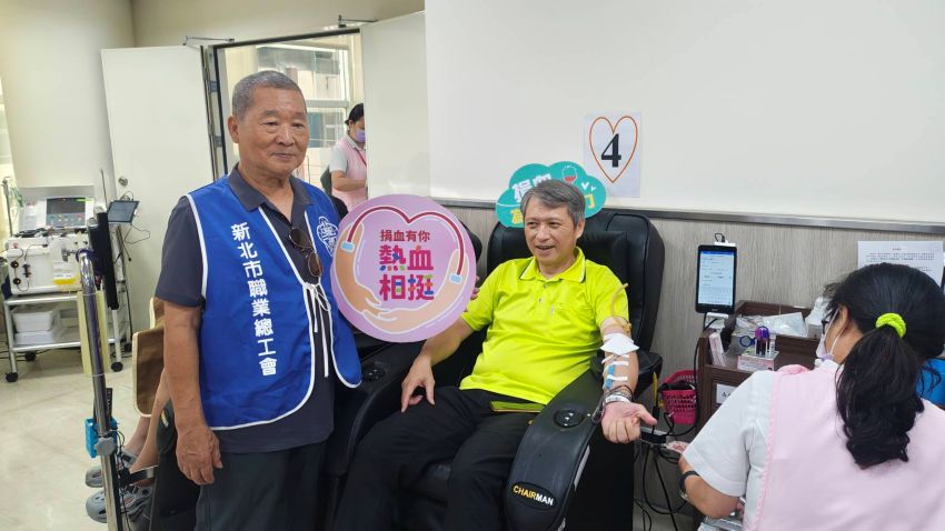 新北職總工會續推捐血公益 今募集188袋熱血 2 《圖說》新北勞工局長陳瑞嘉再度親臨板橋捐血站,並以實際行動參與捐影。〈新北職總工會提供〉