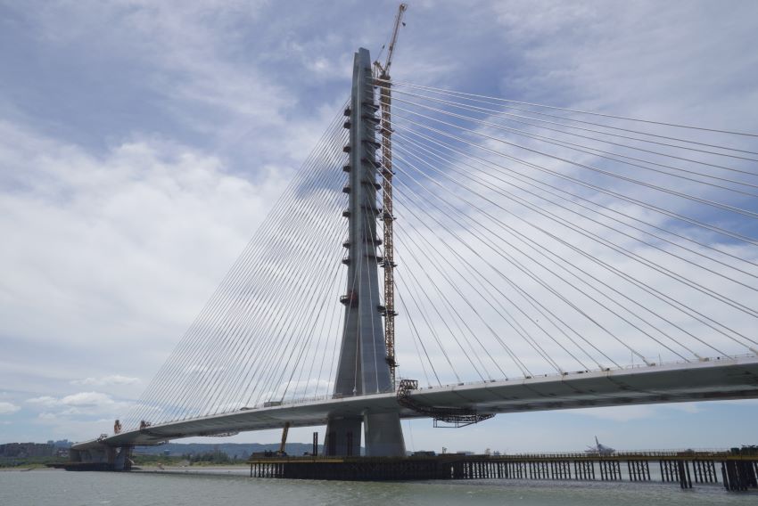 淡江大橋今日合龍 侯友宜邀請中央齊聚跨年煙火 4 《圖說》國際矚目的淡江大橋於今日全橋合龍,是通車前的重要里程碑,未來將可有效紓解關渡橋車流壅塞,提升淡水、八里與北海岸整體交通效能。〈工務局提供〉