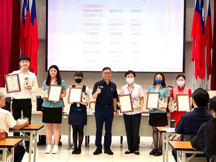 《圖說》分局長謝龍富與受表揚有功人員合影。〈新店分局提供〉