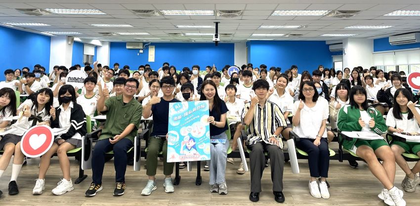 《圖說》AI新世代數位素養校園宣導活動首場講座，今日於新北市樟樹國際實創高中登場全體合照，中為政風處主任秘書劉育君。〈政風處提供〉