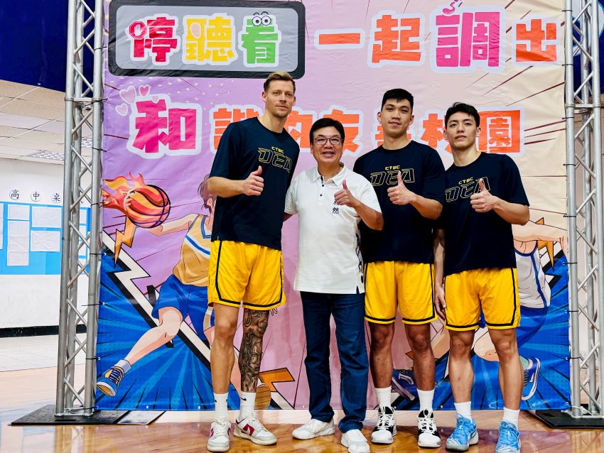 《圖說》副市長劉和然與中信特攻籃球隊球員，左起；飛克、黃泓瀚、魏嘉豪一起用運動為孩子加油。〈教育局提供〉