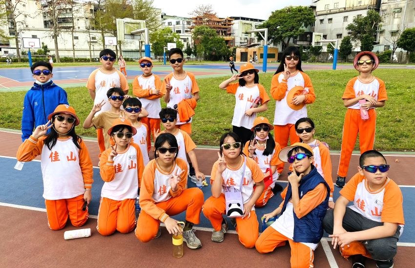 《圖說》山佳國小推動「生生有墨鏡」的護眼行動。〈教育局提供〉