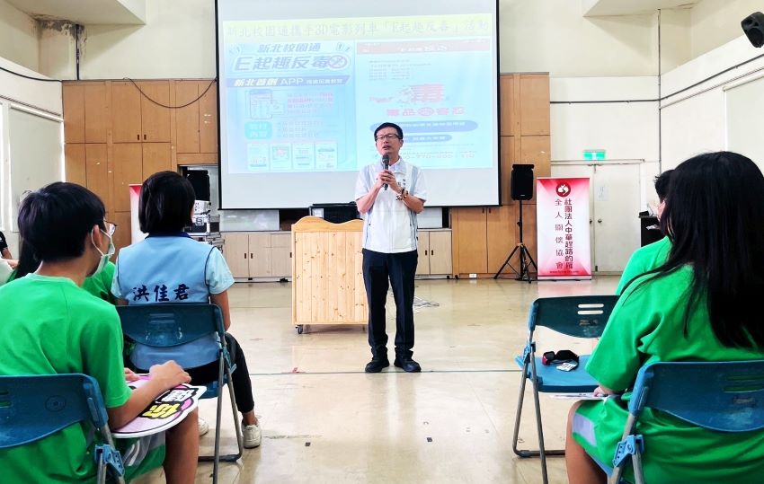 《圖說》張明文局長出席「E起趣反毒」校園活動致詞。〈教育局提供〉