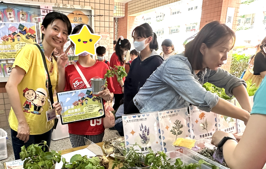 《圖說》光復國小林玫君老師帶著特教孩子義賣蔬菜幫助世界難民。〈教育局提供〉