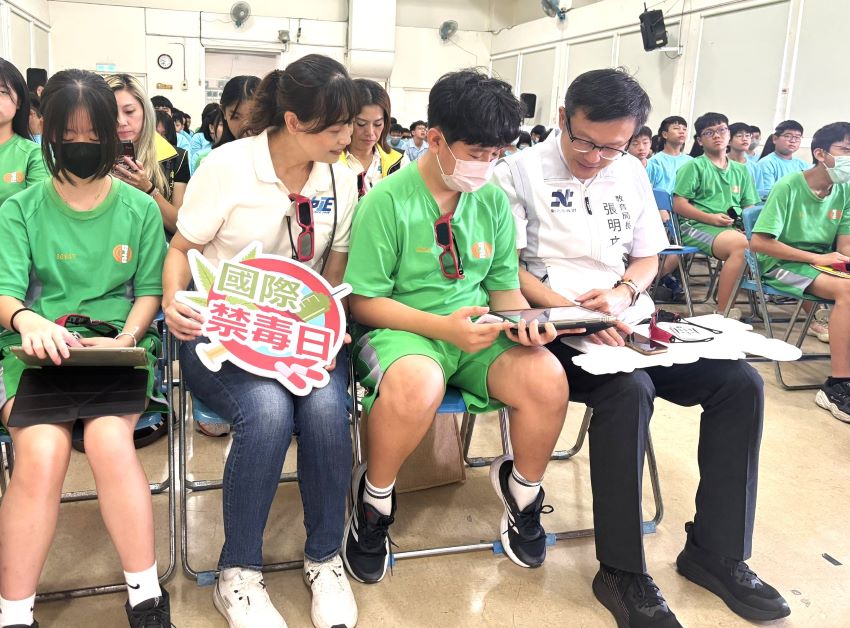 《圖說》張明文局長〈右〉強調，毒品手法變快，教育也要跟上青少年腳步。〈教育局提供〉