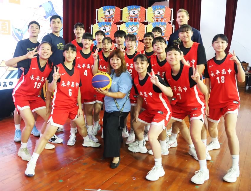 《圖說》中信特攻籃球隊及永平高中HBL女籃球員。〈教育局提供〉