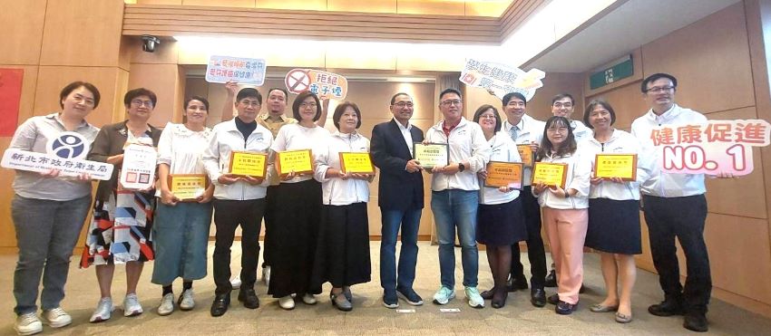 《圖說》教育局長張明文〈右一〉偕團隊於市政會議-健康促進卓越學校暨特色學校獻獎。〈教育局提供〉