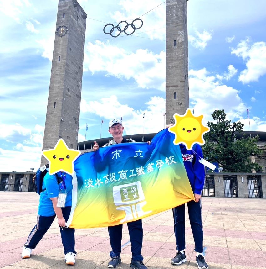 《圖說》淡水商工王聖雄老師帶領學生站上奧運五環殿堂。〈教育局提供〉