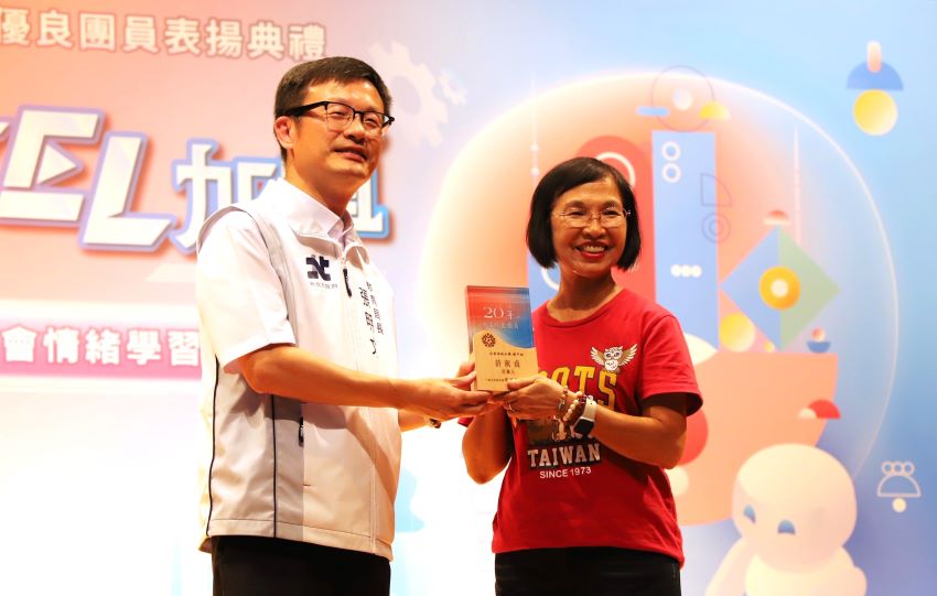 《圖說》榮獲20年資深優良團員殊榮的頭前國中校長許淑貞分享，輔導團提供教學示範，讓教師在歷程中實現專業價值。〈教育局提供〉