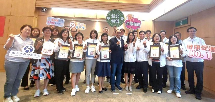 《圖說》市政會議-健康促進學校特優縣市暨議題績優學校獻獎。〈教育局提供〉