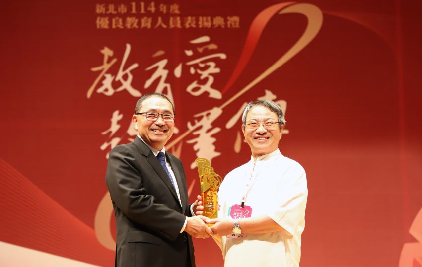 《圖說》大埔國小校長黃國鏘服務屆滿40年，同時亦榮獲「特殊優良教師」。〈教育局提供〉