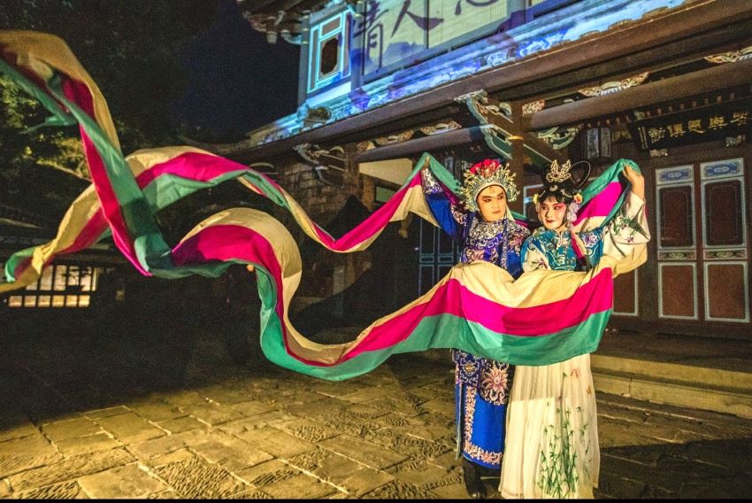 《圖說》當代傳奇劇場共演舞蹈場次，讓光影與身姿交織，營造唯美浪漫情境。〈文化局提供〉