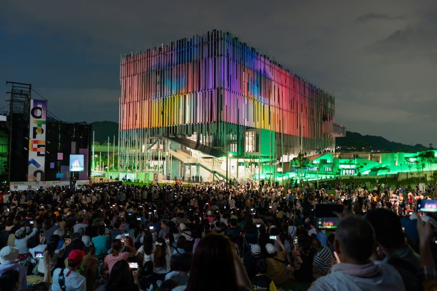 再傳捷報! 新美館榮獲芝加哥雅典娜「國際建築獎」 2 《圖說》新北市美術館於今年開館系列活動,打造建築光雕展演,運用光影藝術投射於美術館立面。〈新北市美術館提供〉