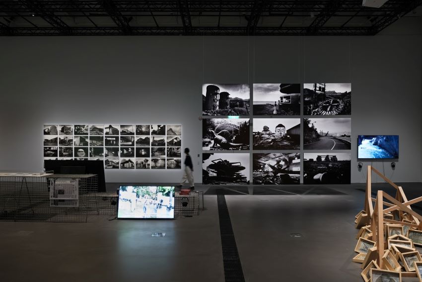 再傳捷報! 新美館榮獲芝加哥雅典娜「國際建築獎」 3 《圖說》新北市美術館現正展出「關係場域:90年代新北文化地景」。〈攝影:朱淇宏,新北市美術館提供〉