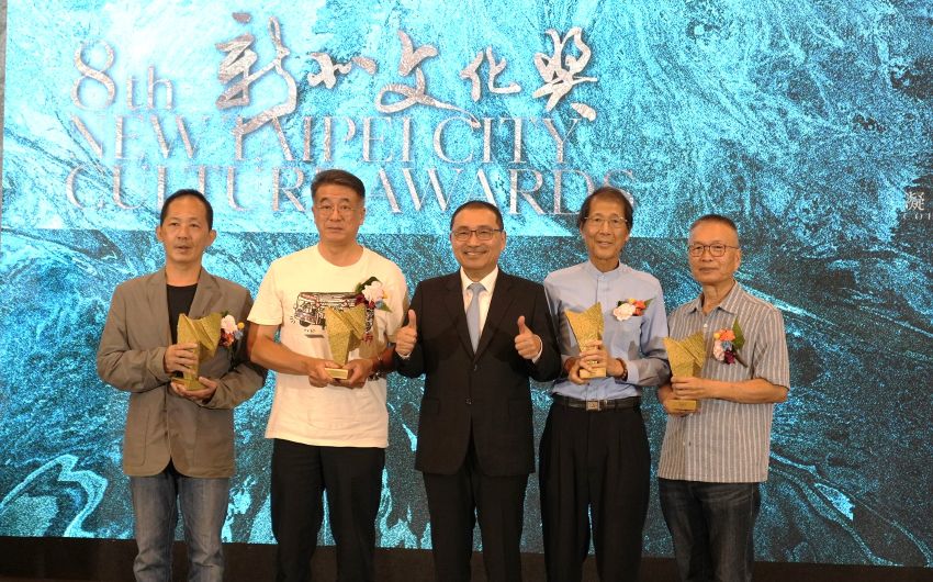 深耕保存、傳承、推廣、創新 新北表揚第8屆文化典範 1 《圖說》第8屆新北文化獎 獲獎者及團體包含文化資產保存推動者莊芳榮(右二)、陶藝大師劉鎮洲(右一)、「新象創作劇團」(左一)以及百年北管曲藝團體「淡水南北軒」(左二)。〈文化局提供〉