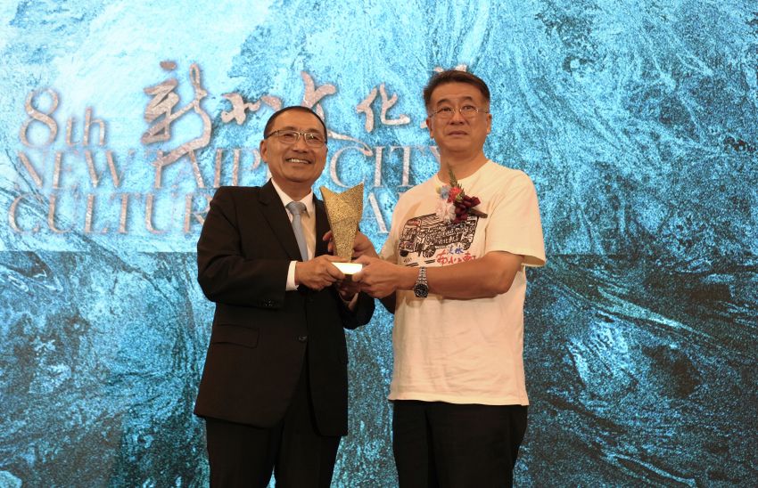 深耕保存、傳承、推廣、創新 新北表揚第8屆文化典範 5 《圖說》「第8屆新北文化獎」獲獎團體「淡水南北軒」,長年守護地方曲藝傳統,並持續吸引年輕世代參與,由林星光副軒長代表受獎。〈文化局提供〉