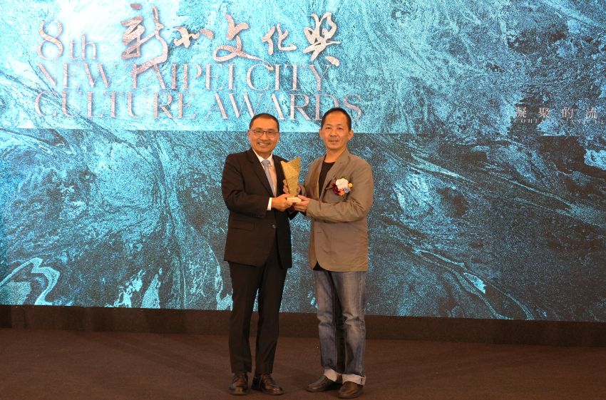 深耕保存、傳承、推廣、創新 新北表揚第8屆文化典範 4 《圖說》「新象創作劇團」,將傳統技藝融入現代劇場,並深耕於弱勢與偏鄉教育推廣,由王光華團長代表受獎。〈文化局提供〉