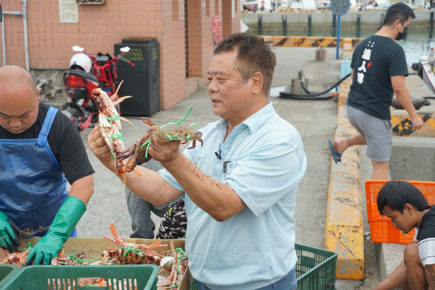 金鵰獎銀銅雙獎入袋 「新北影響力」再獲肯定 1 《圖說》新北影響力之實踐海洋永續的航海家—吳兩成,致力推廣新北在地品牌「萬里蟹」及實踐海洋資源永續。〈新聞局提供〉