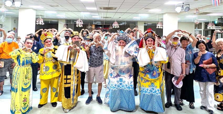 《圖說》漢陽北管劇團與長輩們合影。〈板橋榮家提供〉