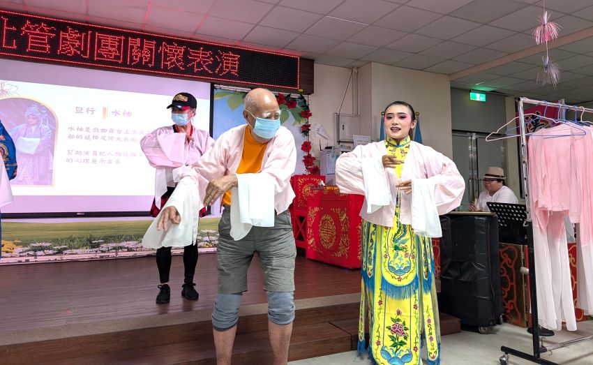 《圖說》百歲劉伯伯體驗水袖服。〈板橋榮家提供〉
