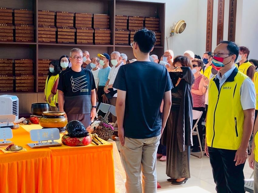 板橋榮家中元祭祀超渡亡靈法會 莊嚴肅穆冥陽兩利 2 《圖說》板橋榮家舉辦中元祭祀超渡亡靈法會,由家主任陳桂美主任擔任主祭。〈板橋榮家提供〉