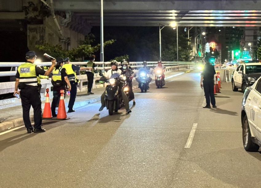 《圖說》板橋分局昨晚在板橋湳雅夜市周邊取締改裝噪音車。〈板橋分局提供〉