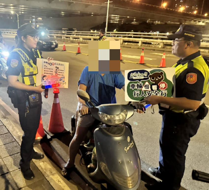 《圖說》板橋分局昨晚在板橋湳雅夜市周邊道路配合環保局聯合稽查，取締改裝噪音車，同時宣導交通安全。〈板橋分局提供〉