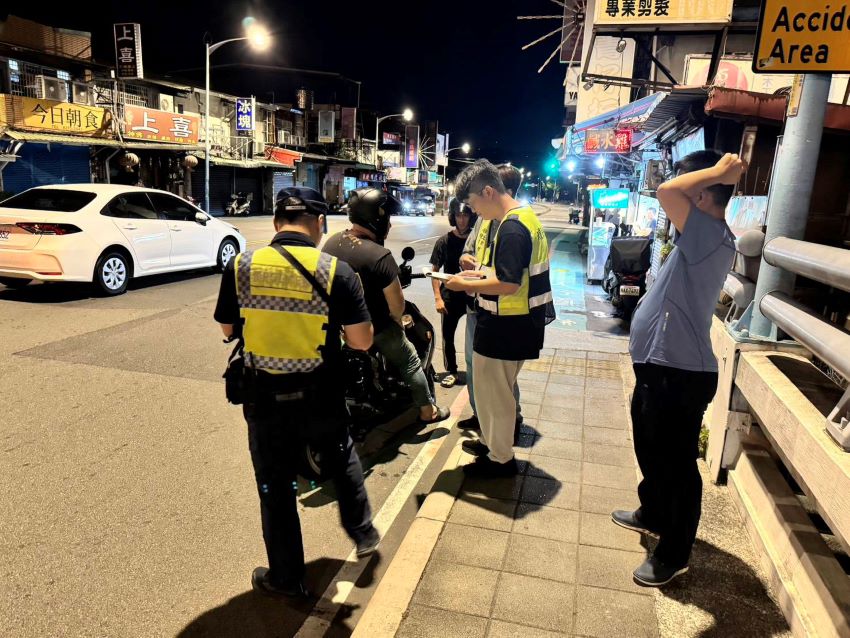 《圖說》板橋分局昨晚在板橋湳雅夜市周邊取締改裝噪音車，共攔查百餘輛汽機車。〈板橋分局提供〉