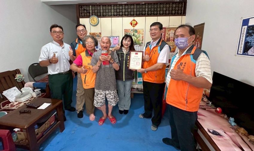 《圖說》探訪獨居多年85歲游老先生。〈主辦單位提供〉