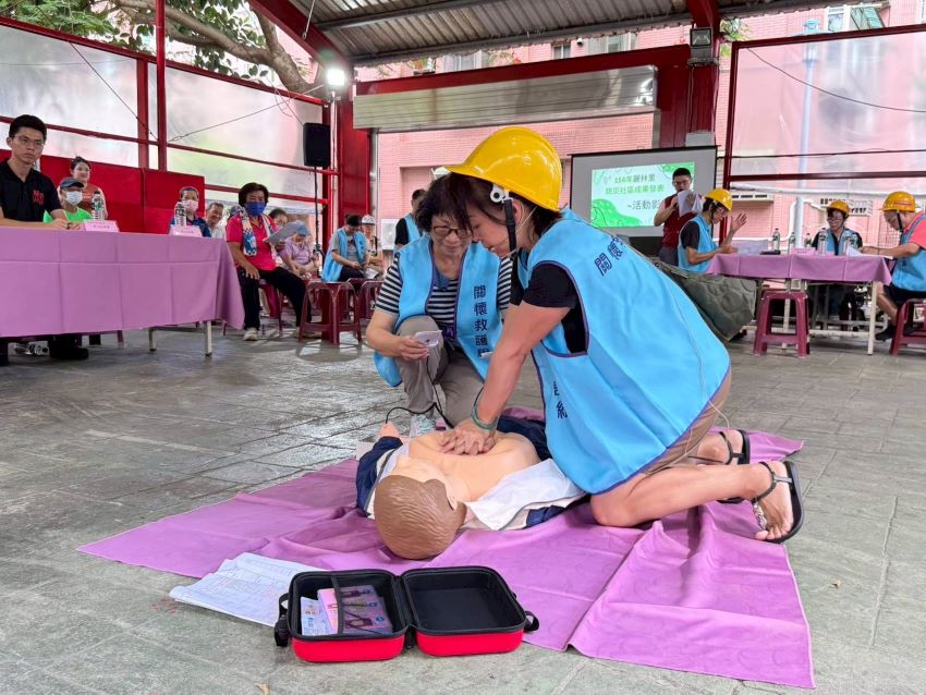 住商混合困境逃生 林口麗林里災防演練展成果 3 《圖說》林口麗林里區民認真實際操練CPR急救知識。〈林口區公所提供〉