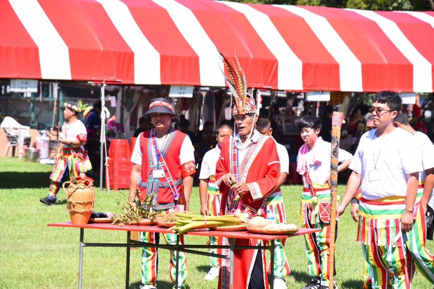 寓教於樂族群共榮 中和原民歲時祭儀熱鬧登場 3 《圖說》中和區114年度「原住民族歲時祭儀」活動,部落頭目祈球新的一年順遂得到眷顧。〈中和區公所提供〉