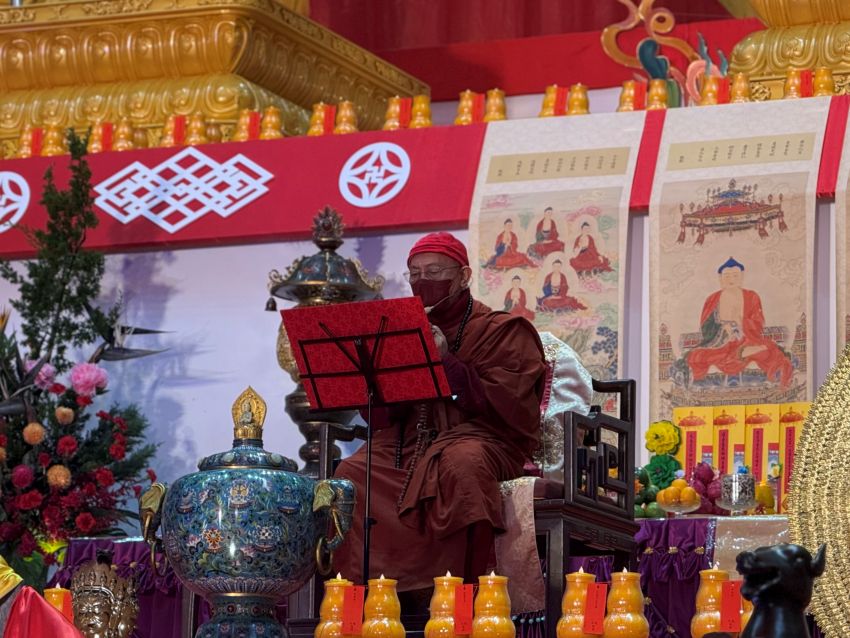 《圖說》心道法師也為大眾開示，受幽冥戒的前行是「啟信、皈依、懺悔、發菩提心」，信心能進入佛法、皈依三寶奉行教導、懺除一切惡習惡業、以菩提心發起四弘誓願，之後受菩薩戒，斷惡修善度眾生。〈民政局提供〉