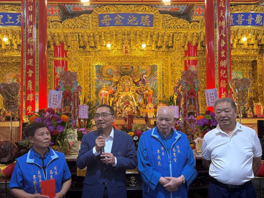 恭祝瑤池金母聖誕千秋 侯友宜赴新莊參拜祈求安居樂業 3 《圖說》侯友宜市長於後港慈惠堂參拜祈福,祈求國泰民安、風調雨順,右一議長蔣根煌。〈民政局提供〉