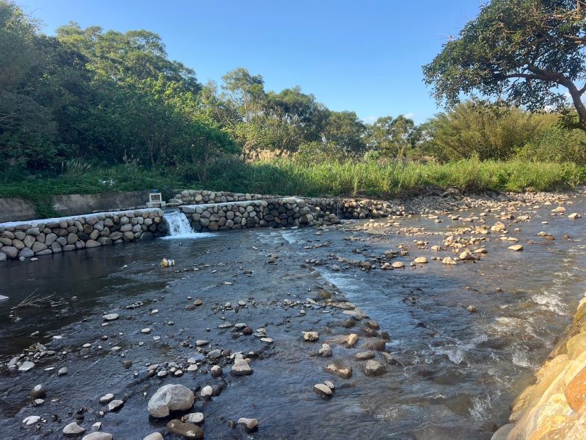 《圖說》「淡水區公司田溪埤島橋上游護岸應急工程」榮獲「最佳施工品質類」金質獎，採用砌塊石護岸工法，塊石間隙使護岸表面呈現凹凸不規則面，做為陸域生物攀爬路徑。〈水利局提供〉