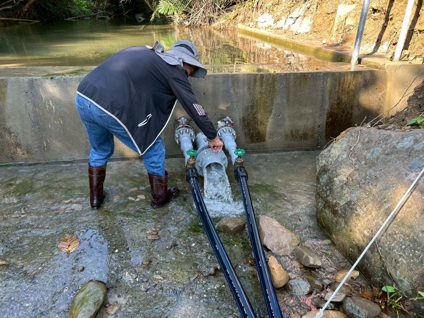 《圖說》在水源頭設置取水堰，將溪水引入管線送至蓄水塔。〈水利局提供〉