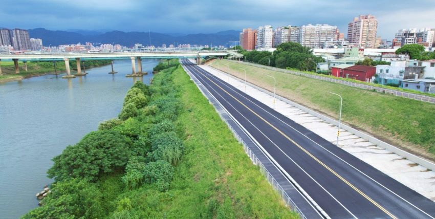 《圖說》「大漢溪堤外水岸廊道串聯暨周邊環境改善工程」榮獲「最佳施工品質類」優質獎，完善新北地區交通路網，並新增人行及自行車道，達到節能減碳之交通願景。〈水利局提供〉