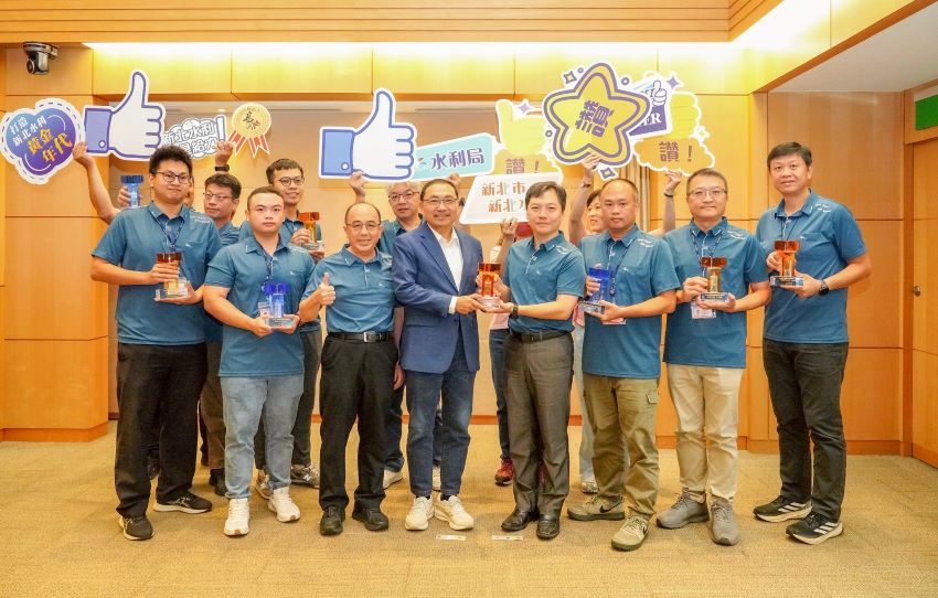 《圖說》國家卓越建設獎勇奪8大獎，今日市政會議由水利局長宋德仁〈前排左三〉率隊將優異成果獻給侯友宜市長。〈水利局提供〉
