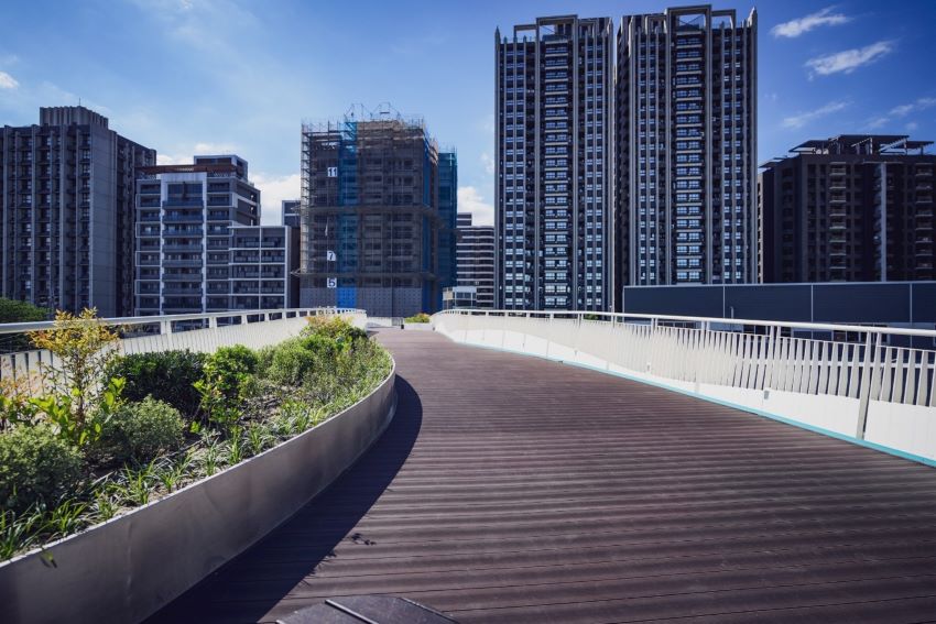 五股景觀橋開放通行 侯友宜開箱翻轉地方新風貌 3 《圖說》景觀橋上設有休息空間並以花台美化。〈水利局提供〉