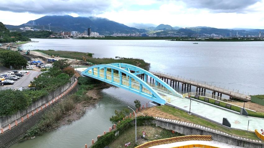 《圖說》「五股區觀音坑溪橋重建統包工程」榮獲「最佳施工品質類」金質獎，串接淡水河左岸自行車道，採用輕巧、透空、無落墩方式呈現，降低對周遭生態環境產生的影響。〈水利局提供〉